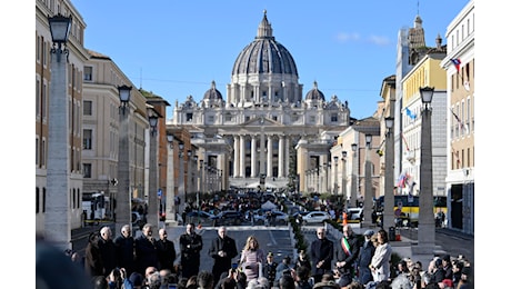 Meloni e Gualtieri «spacchettano» Roma davanti a San Pietro