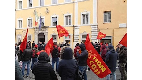 Gli operai metalmeccanici scendono in piazza: sono a rischio seimila posti di lavoro