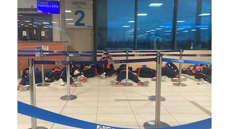 La Juve Next Gen costretta a passare la notte in aeroporto a Trapani: i giocatori dormono per terra