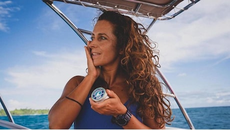 Giulia Manfrini, surfista e influencer, muore in Indonesia trafitta da un pesce spada