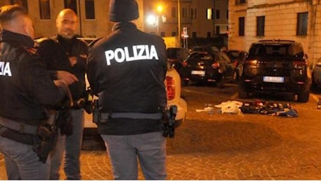 Treviso, morto Francesco Favaretto il ventiduenne accoltellato dal «branco» in centro città: 3 arresti, tra cui un minore