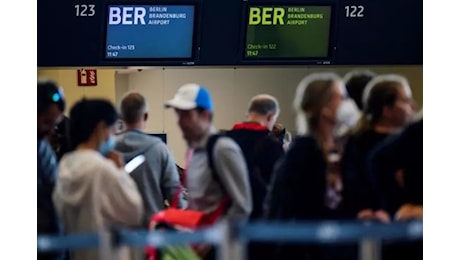 Guasti informatici segnalati in tutto il mondo, si fermano aeroporti e stazioni ferroviarie