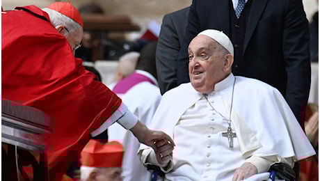 Papa Francesco cambia le regole per le offerte per le messe, stretta sui preti dal Vaticano: Troppi abusi