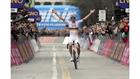 Pogacar vince per la quarta volta di fila il Giro di Lombardia