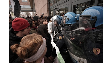 Torino, tensione al corteo degli studenti: uova e sassi contro la polizia e scontri