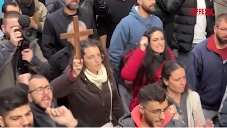 VIDEO Albero di Natale bruciato in Siria, a Damasco scoppia la protesta