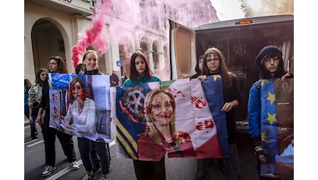 Studenti contro il governo, scontri a Torino e 15 poliziotti feriti