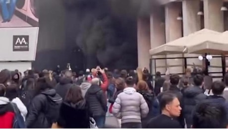 Milano, grosso incendio e colonna di fumo nero in zona Duomo