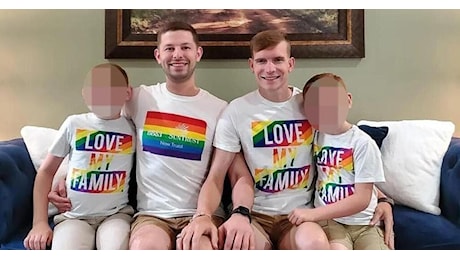 Usa, coppia gay adotta 2 bambini per abusarli sessualmente e condividere video online, condannati William e Zachary Zulock a 100 anni di carcere