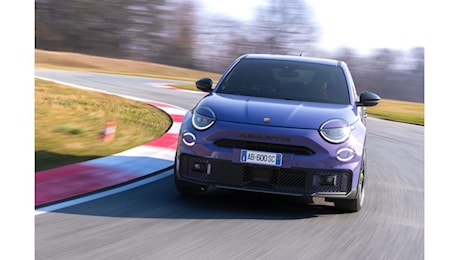 Nuova Abarth 600e, l’Abarth più potente di sempre, testata in pista e pronta per il divertimento quotidiano alla guida