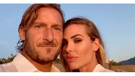 Francesco Totti e Ilary Blasi, la stretta di mano in tribunale è (quasi) la fine della guerra