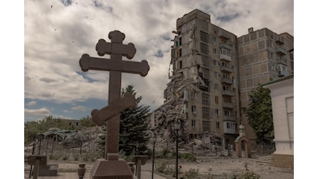 Ucraina, news oggi: fosse comuni nel Donetsk. Russia non andrà a secondo vertice pace