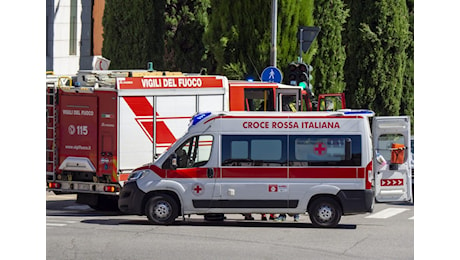 Schiacciato da un camion mentre lavora, l'imprenditore sardo Emilio Pusceddu muore davanti al figlio