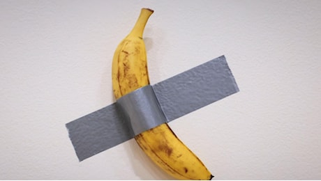 La banana di Cattelan venduta a un prezzo record: all’asta per 6,2 milioni di dollari