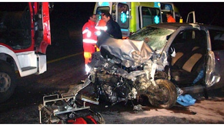 Incidente frontale tra due auto, muore un 25enne. Un'auto travolge e uccide un ciclista di 30 anni. I drammi a Roma