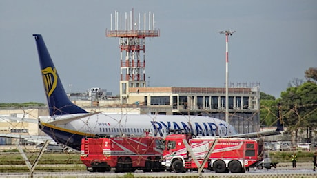 Volo Ryanair, incendio al motore, aeroporto chiuso