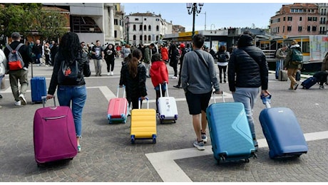 Affitti brevi a Venezia, il percorso a ostacoli per i gestori: «Reperibilità h24, punti di raccolta se i turisti arrivano di notte, pulizie in caso di danni»