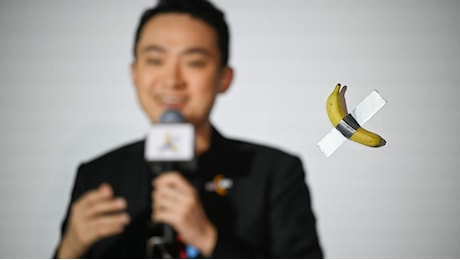 Justin Sun mangia la banana di Cattelan come promesso: “Il valore reale è il concetto stesso”