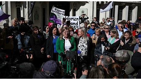 «Le donne trans non sono donne», la Corte Suprema si è pronunciata: diritti, sesso biologico e polemiche