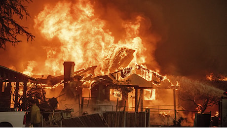 Los Angeles è in fiamme: gli incendi devastano le ville delle star di Hollywood