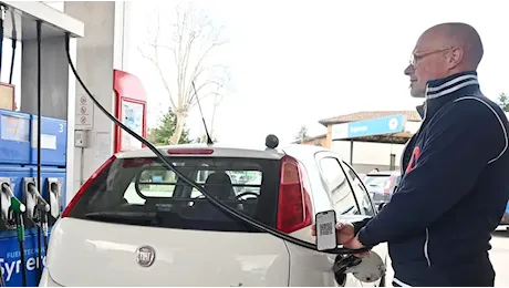 Carburanti, l’altalena dei costi e l’effetto dei dazi: ecco quanto costa un pieno agli automobilisti
