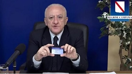 De Luca condannato a risarcire 609 mila euro per le Covid card regionali: “Doppione del Green Pass”