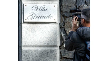 Ladri incappucciati tentano il colpo a villa Berlusconi. Ripresi dalle telecamere, è caccia all'uomo