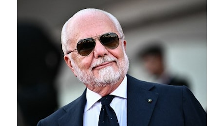 De Laurentiis celebra un matrimonio e prende in giro lo sposo: «Non è che mi nascondi una latente juventinità?»