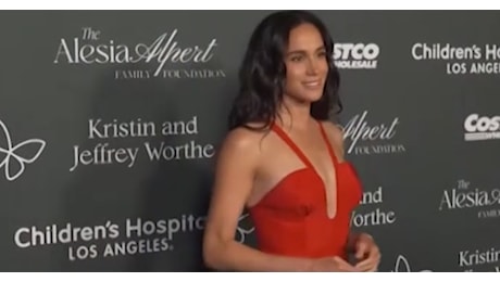 Meghan Markle senza reggiseno: panico sul red carpet a Los Angeles