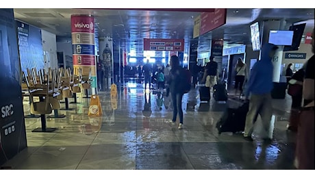 Caos all’aeroporto di Palermo, scalo allagato e senza luce. Voli dirottati e passeggeri fatti uscire