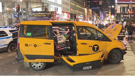 New York, taxi investe un gruppo di pedoni nel centro di Manhattan: 6 feriti