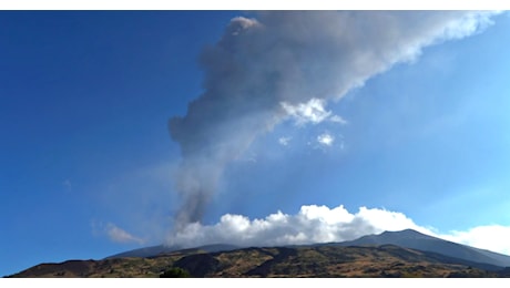 Etna in eruzione, l’attività stromboliana nel cratere centrale: la nube visibile a chilometri di distanza
