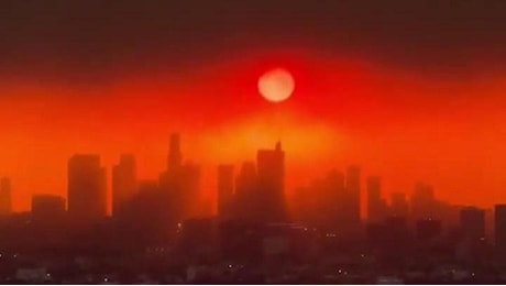 Los Angeles, l'alba di fuoco sulla città: il cielo si tinge di rosso