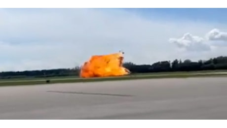 Polonia, aereo da guerra precipita ed esplode durante esercitazioni | VIDEO