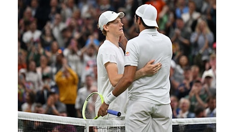 Wimbledon, spettacolo italiano sul Centrale: Sinner batte Berrettini tre set a uno