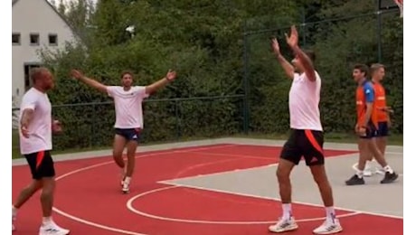 La Juve si dedica al... basket: giocate e vittoria Di Gregorio, Locatelli e Perin contro tre giovani - VIDEO