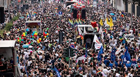 Milano Pride 2024, la grande marcia arcobaleno. Slogan e sorrisi, balli e sfottò: “L'amore non si discrimina”