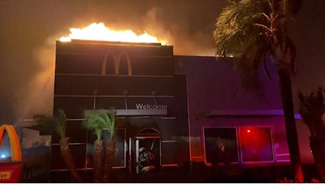 La California brucia, le fiamme distruggono un McDonald's