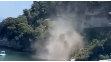 Terremoto Campi Flegrei, a Bacoli frana un costone di roccia: spiaggia evacuata