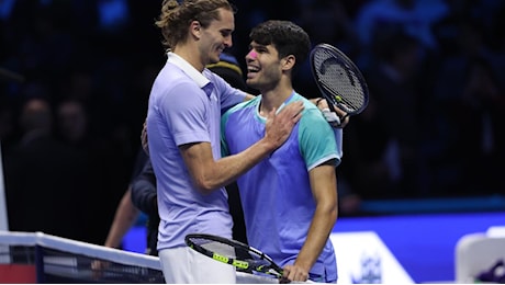 Zverev vola in semifinale e trova Fritz: Alcaraz ko, è fuori dalle Finals