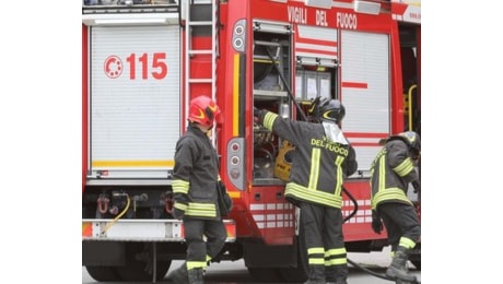 Sesto Fiorentino, principio di incendio, evacuato centro commerciale con Esselunga: i vigili del fuoco salvano due operai intrappolati sul tetto