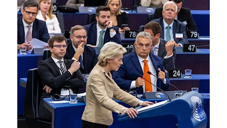 Orban show contro tutti alla Ue. E la sinistra canta Bella ciao