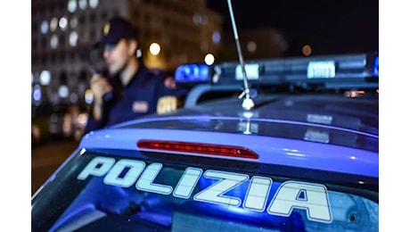 Follia in strada, aggredisce due agenti con un’ascia: arrestato