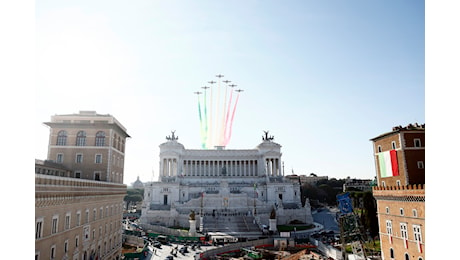 Foto - 4 Novembre, le Frecce Tricolori sorvolano l'Altare della Patria: le immagini della cerimonia