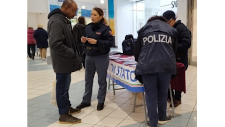 Punto informativo della Polizia di Stato allestito al centro commerciale “Il Molino”