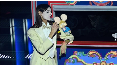 Eurovision 2025, l’Italia riscrive la storia: Topo Gigio primo portavoce non umano, Lucio Corsi canta con i sottotitoli. BigMama: «Io fraintesa»