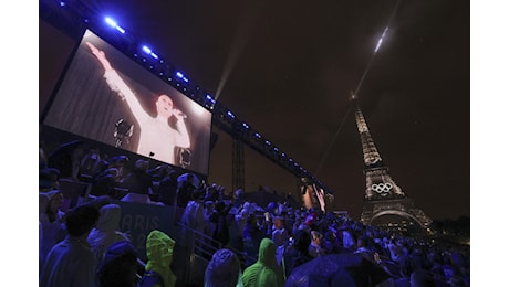 Parigi 2024, Celine Dion incanta tutti: il mitico ritorno dopo la malattia