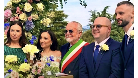 De Laurentiis officia a un matrimonio e succede di tutto! Brozovic testimone e frecciatina alla Juve: il siparietto è già virale – VIDEO