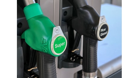 Benzina sotto 1,7 euro: record dal 2021, giù anche il diesel