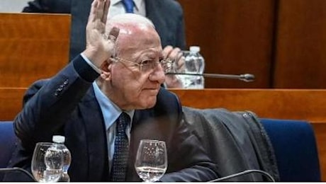 De Luca, respinta la mozione di sfiducia del centrodestra e il governatore urla «no» facendogli il saluto romano